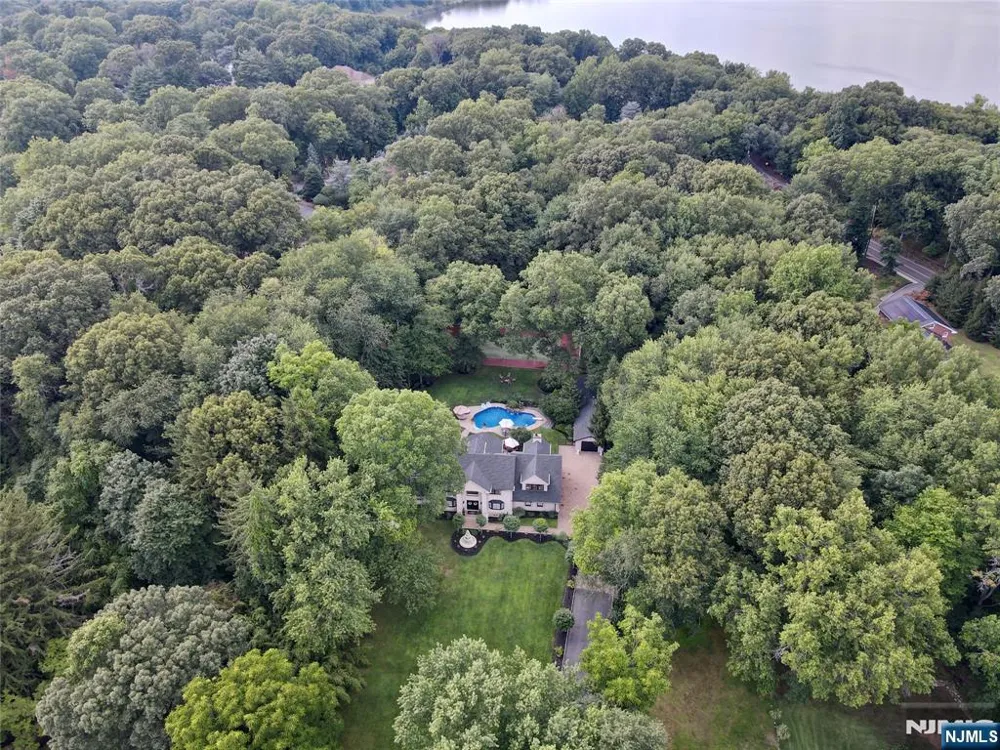 312 Old Tappan Road Old Tappan, NJ 07675