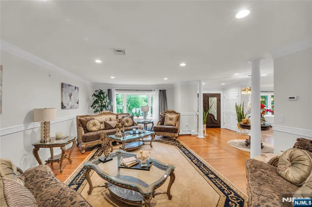 312 Old Tappan Road Old Tappan, NJ 07675