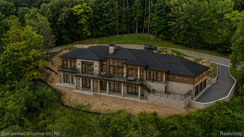 1246 Lake Forest Way Milford Charter Township, MI 48380
