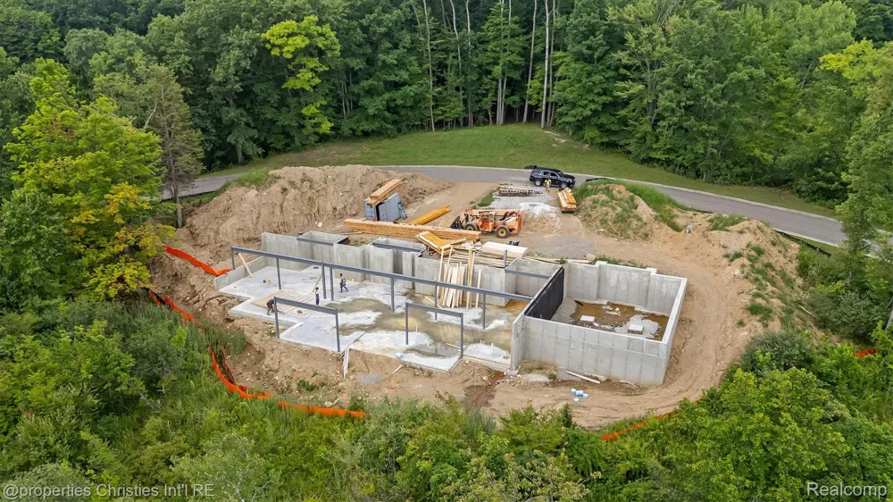 1246 Lake Forest Way Milford Charter Township, MI 48380