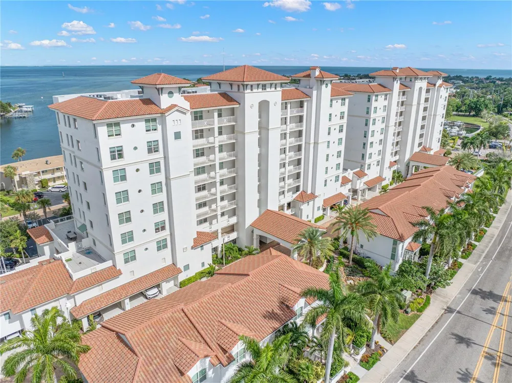 1325 SNELL ISLE BOULEVARD NE #812 St Petersburg, FL 33704