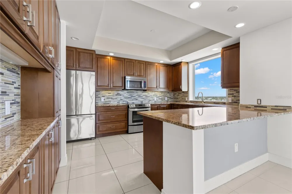 1325 SNELL ISLE BOULEVARD NE #812 St Petersburg, FL 33704