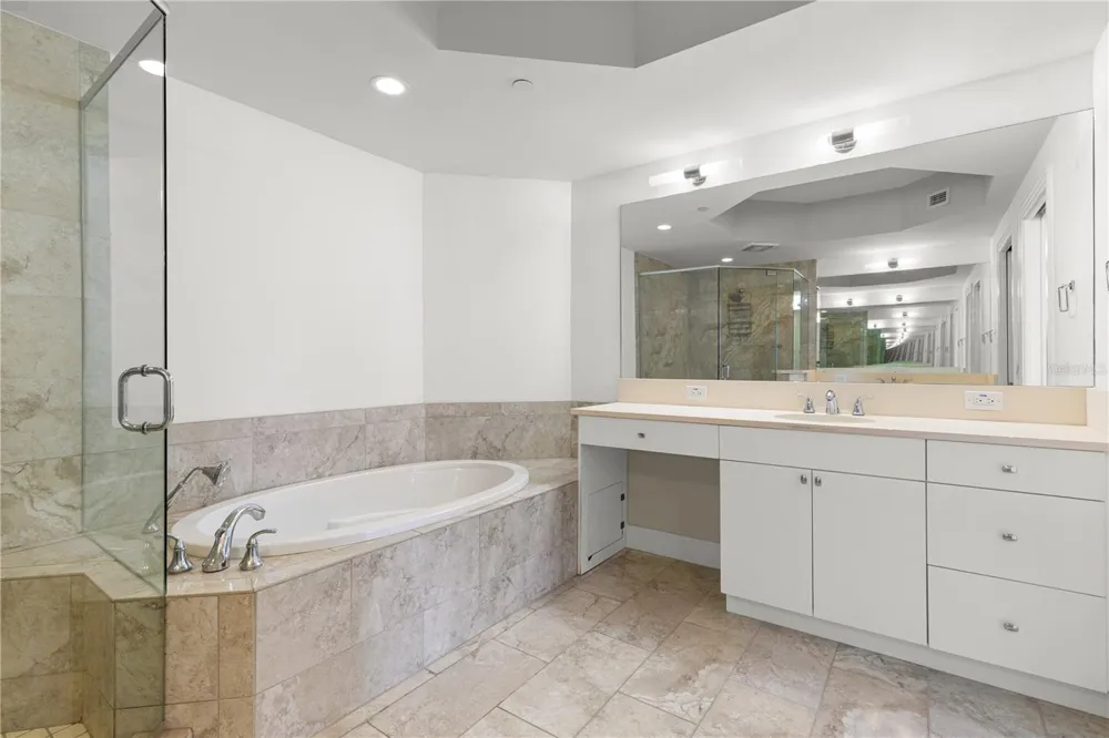 1325 SNELL ISLE BOULEVARD NE #812 St Petersburg, FL 33704