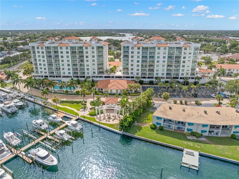 1325 SNELL ISLE BOULEVARD NE #812 St Petersburg, FL 33704