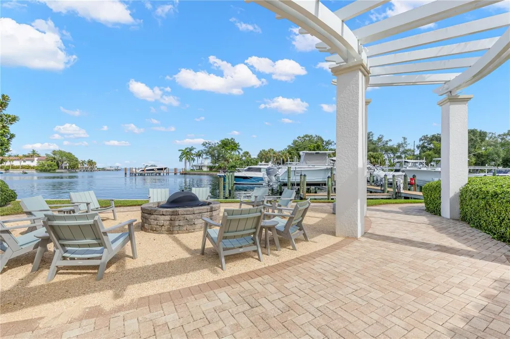 1325 SNELL ISLE BOULEVARD NE #812 St Petersburg, FL 33704