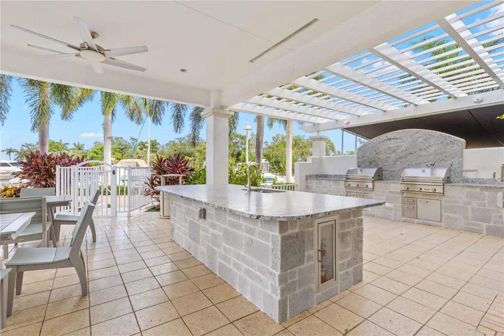 1325 SNELL ISLE BOULEVARD NE #812 St Petersburg, FL 33704