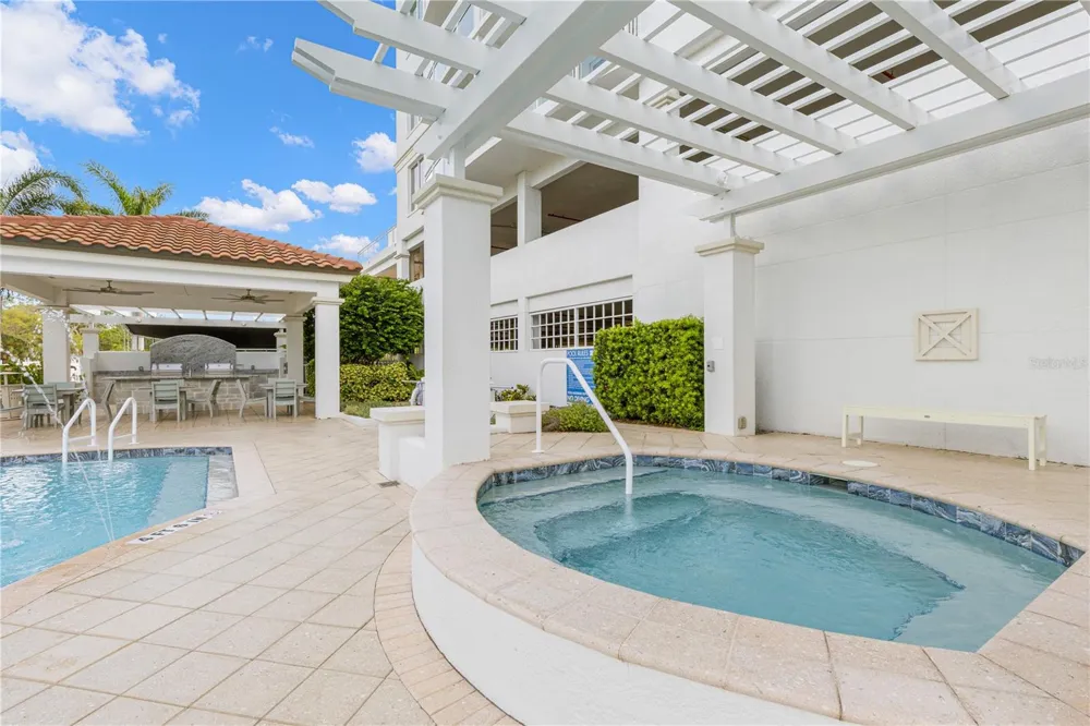 1325 SNELL ISLE BOULEVARD NE #812 St Petersburg, FL 33704