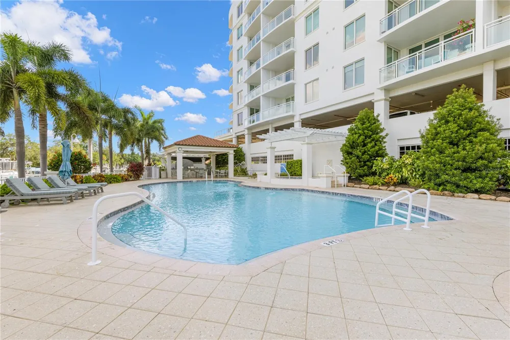 1325 SNELL ISLE BOULEVARD NE #812 St Petersburg, FL 33704