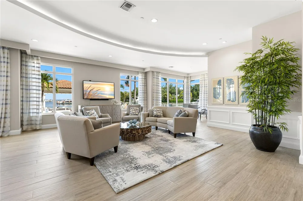 1325 SNELL ISLE BOULEVARD NE #812 St Petersburg, FL 33704