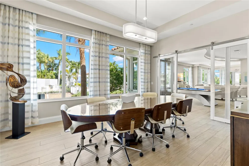 1325 SNELL ISLE BOULEVARD NE #812 St Petersburg, FL 33704