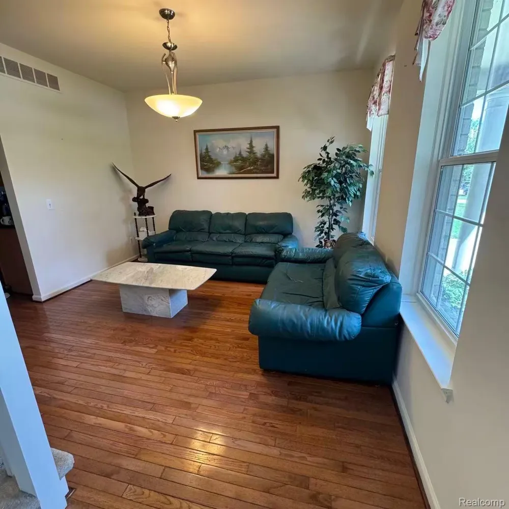 49235 Yale Drive Macomb Township, MI 48044