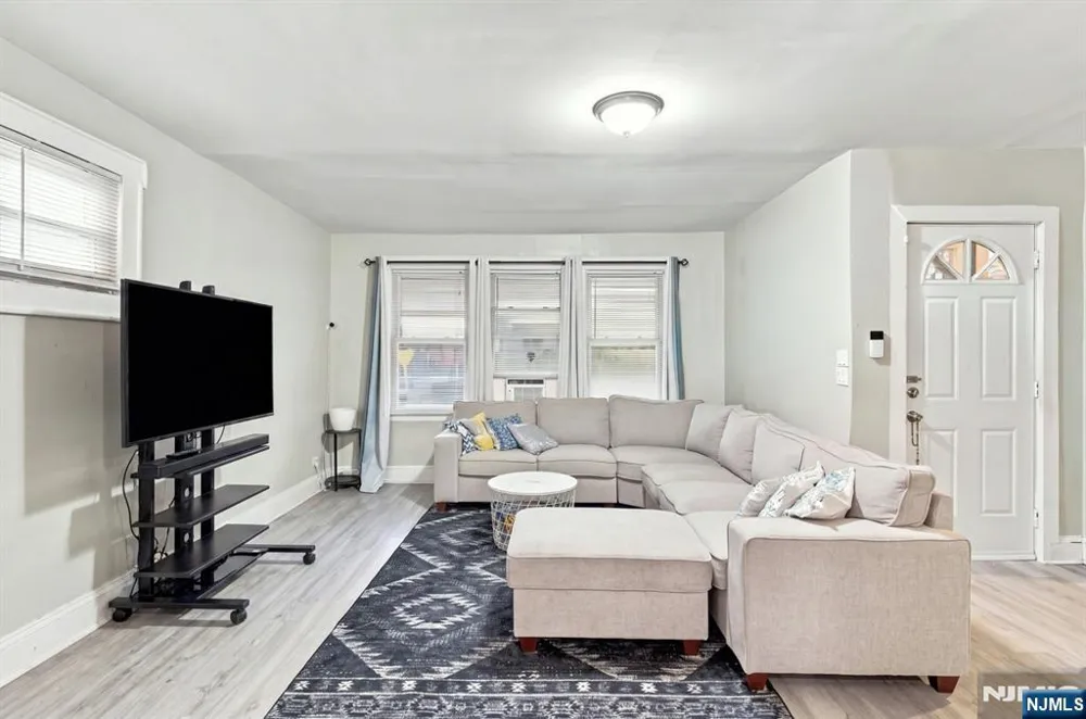 27 Philip Place Irvington, NJ 07111