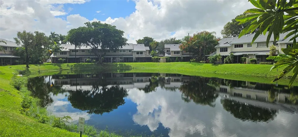 2262 DISCOVERY CIRCLE W Deerfield Beach, FL 33442