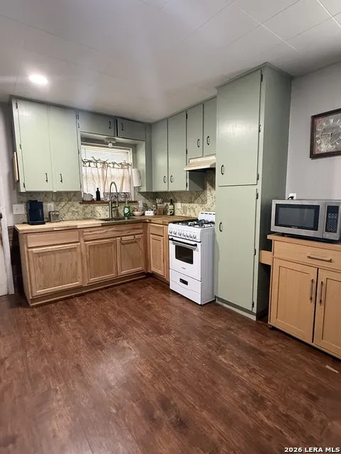 1620 CAVETT ST Gonzales, TX 78629