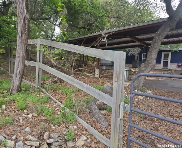 225 Rockin D LN Lakehills, TX 78063