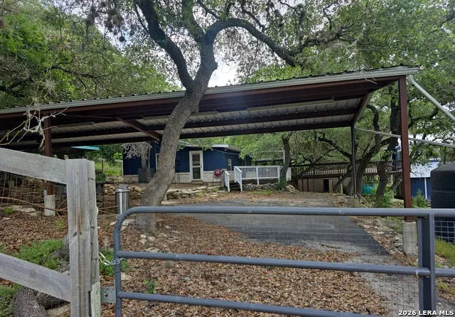 225 Rockin D LN Lakehills, TX 78063