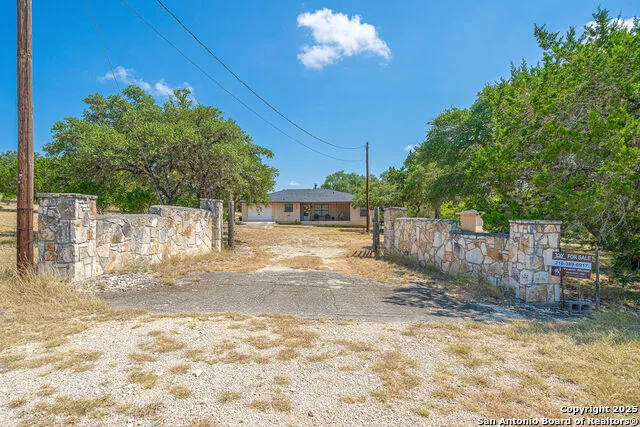 371 Lake Country Lakehills, TX 78063