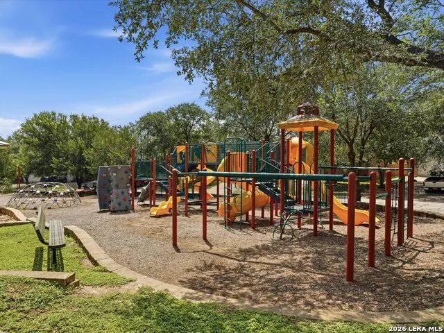 6605 Wood Bench Live Oak, TX 78233