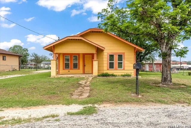 1408 8TH ST Floresville, TX 78114