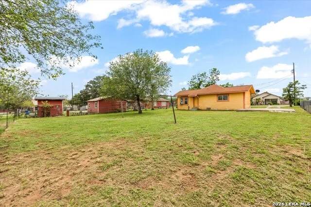 1408 8TH ST Floresville, TX 78114