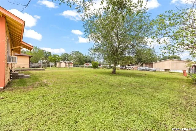 1408 8TH ST Floresville, TX 78114