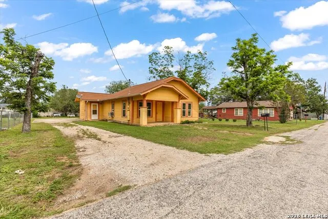 1408 8TH ST Floresville, TX 78114
