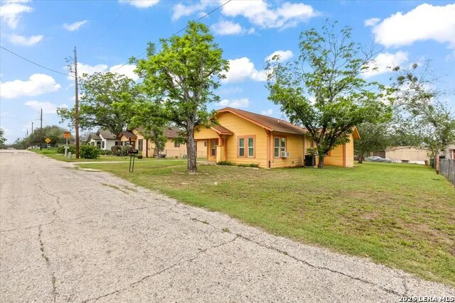 1408 8TH ST Floresville, TX 78114