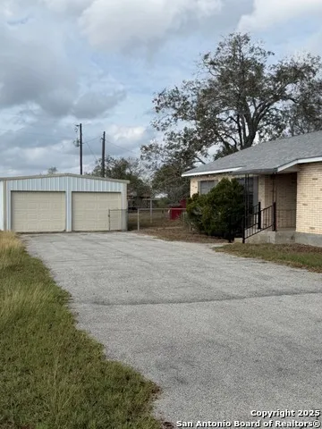 4689 County Road 302 Runge, TX 78151