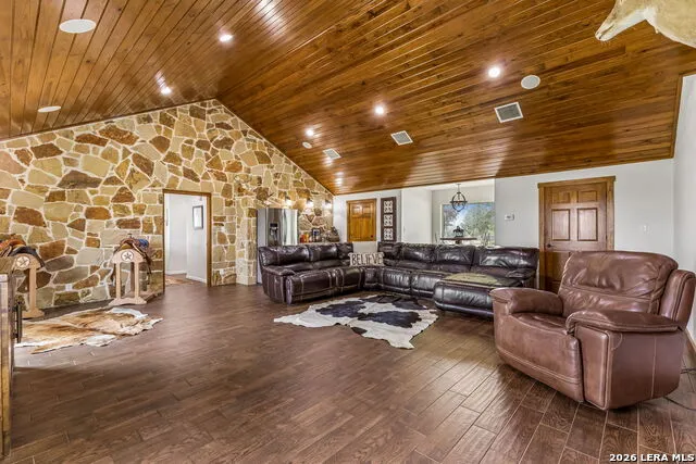 2655 CR 233 Gillett, TX 78116