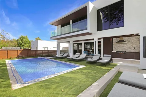 330 SW 19th Rd