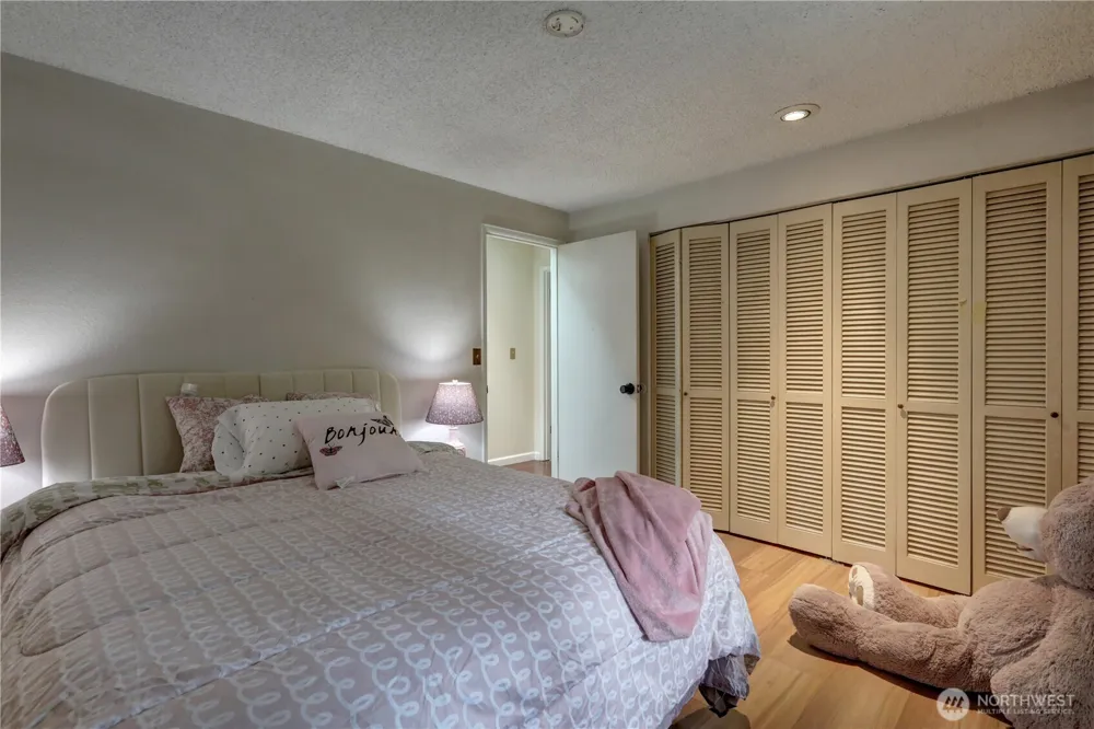 901 129th Place NE Bellevue, WA 98005