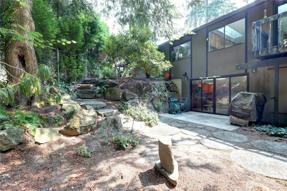 901 129th Place NE Bellevue, WA 98005