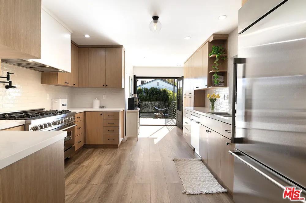 13220 Erwin Street Van Nuys, CA 91401