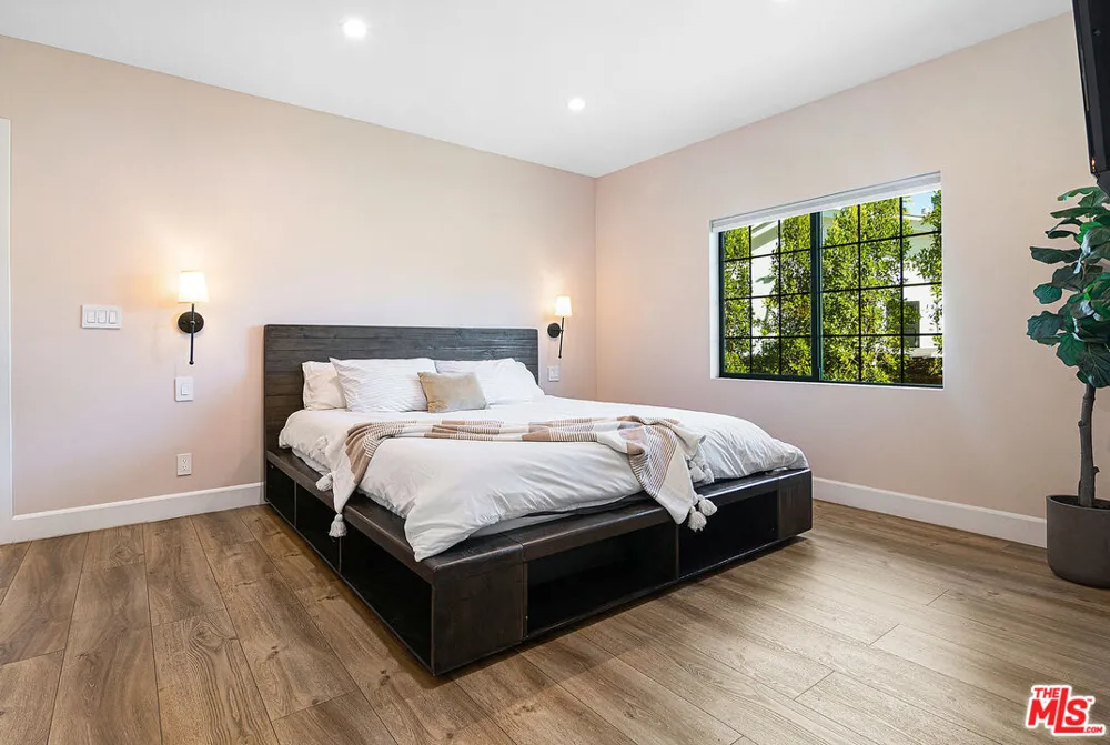 13220 Erwin Street Van Nuys, CA 91401