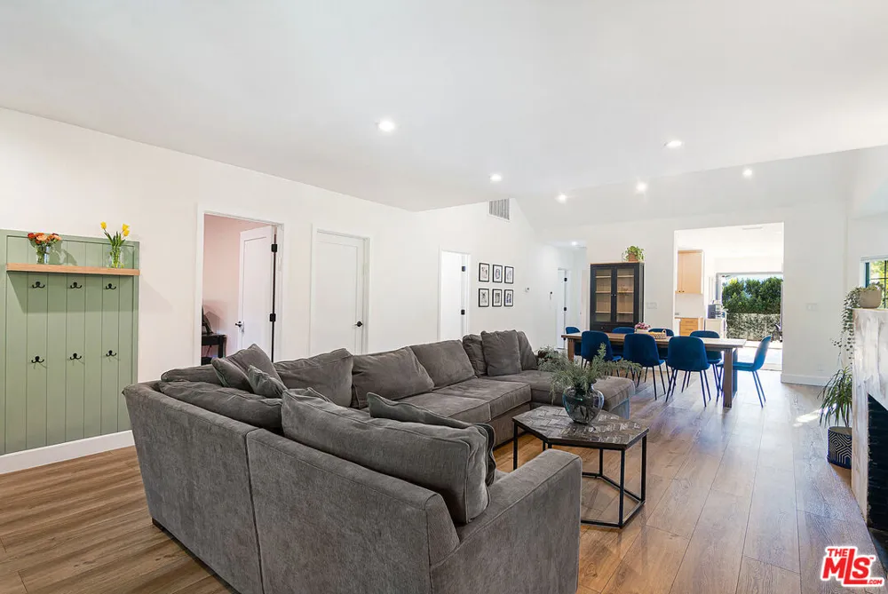 13220 Erwin Street Van Nuys, CA 91401