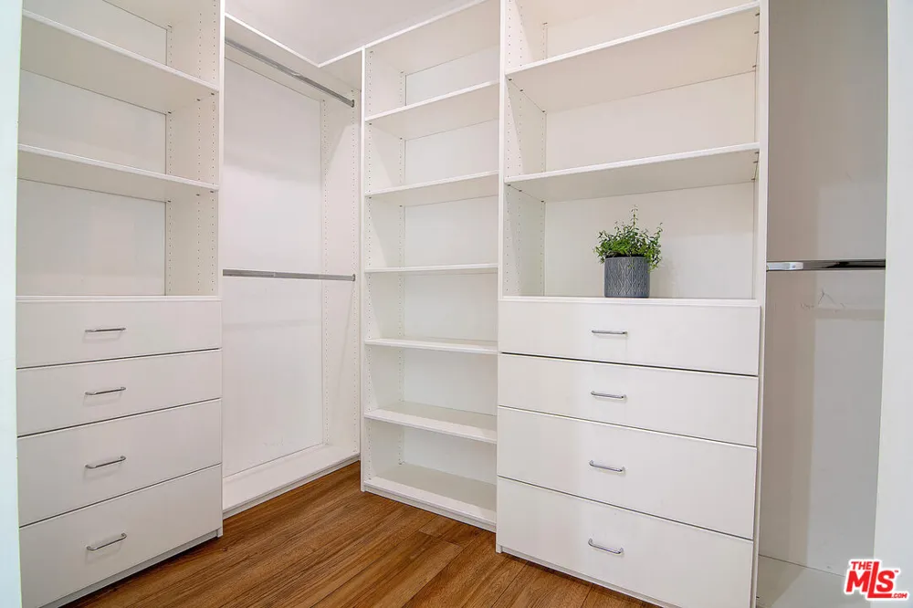 13220 Erwin Street Van Nuys, CA 91401
