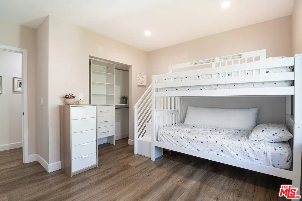13220 Erwin Street Van Nuys, CA 91401