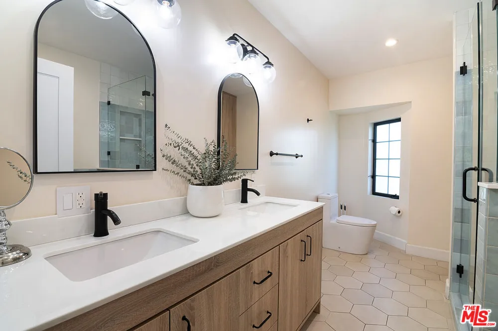 13220 Erwin Street Van Nuys, CA 91401