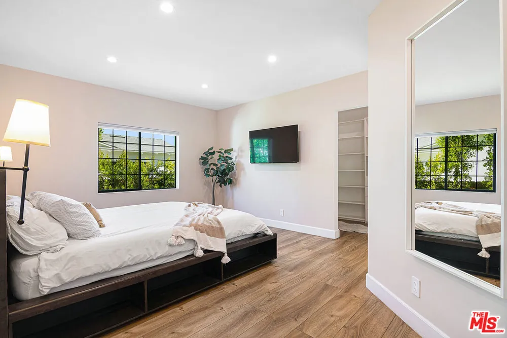 13220 Erwin Street Van Nuys, CA 91401