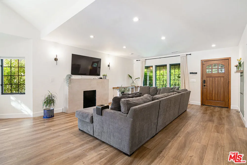 13220 Erwin Street Van Nuys, CA 91401