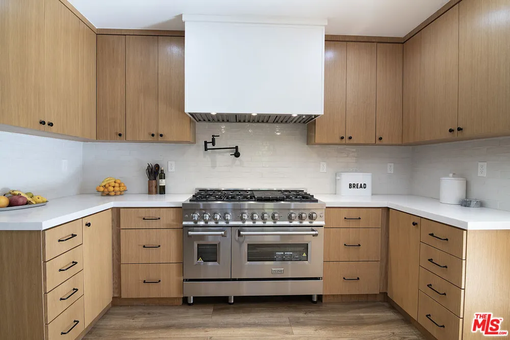 13220 Erwin Street Van Nuys, CA 91401