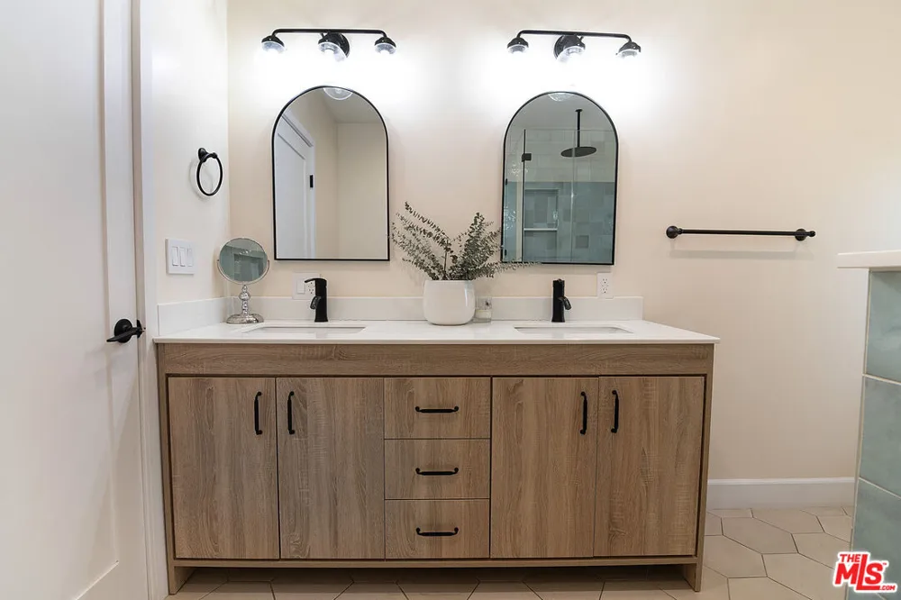 13220 Erwin Street Van Nuys, CA 91401