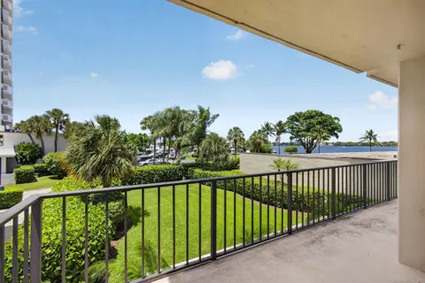 136 Lakeshore Drive