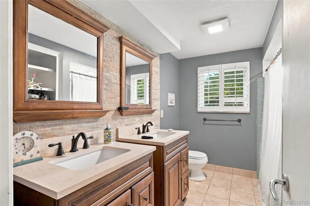5523 Crabtree Road Bloomfield Hills City, MI 48301