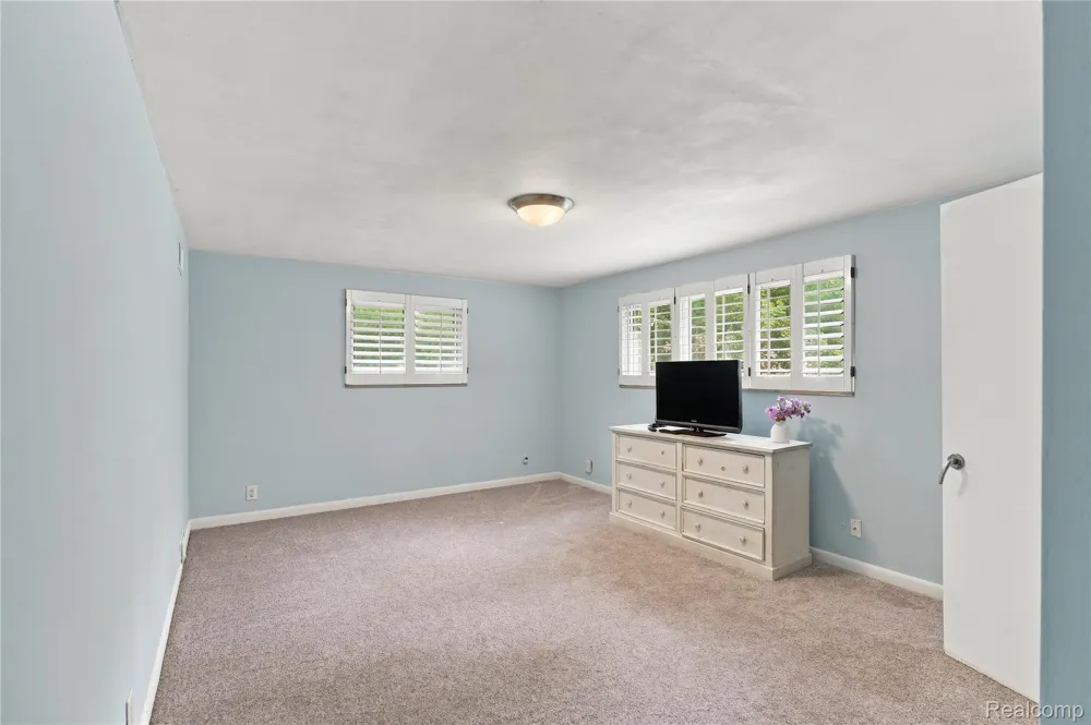 5523 Crabtree Road Bloomfield Hills City, MI 48301