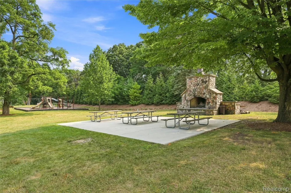 5523 Crabtree Road Bloomfield Hills City, MI 48301
