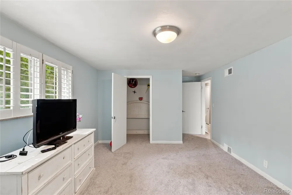 5523 Crabtree Road Bloomfield Hills City, MI 48301