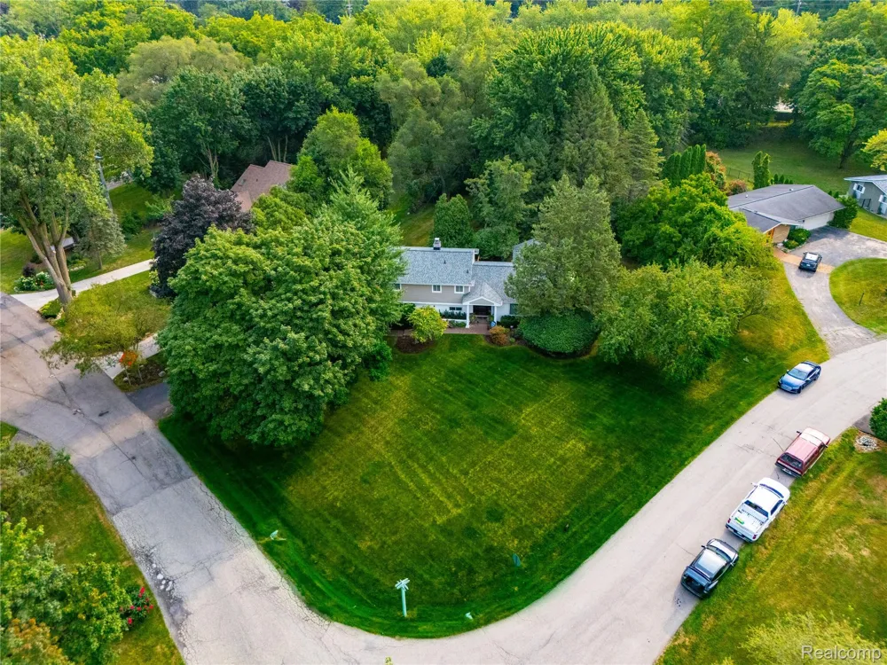 5523 Crabtree Road Bloomfield Hills City, MI 48301