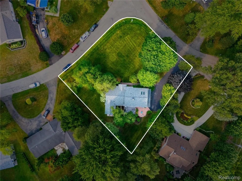 5523 Crabtree Road Bloomfield Hills City, MI 48301