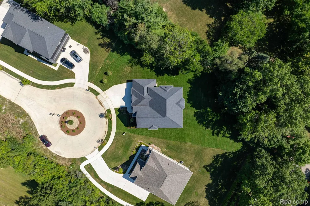 913 Kimberly Court Troy City, MI 48098